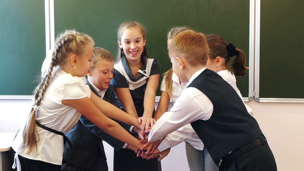 Crianças em idade escolar mãos colocando um no outro
 - Filmagem, Vídeo