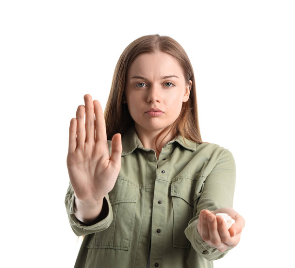 Fiatal női narkós drogokkal mutatja STOP gesztus fehér háttér - Fotó, kép