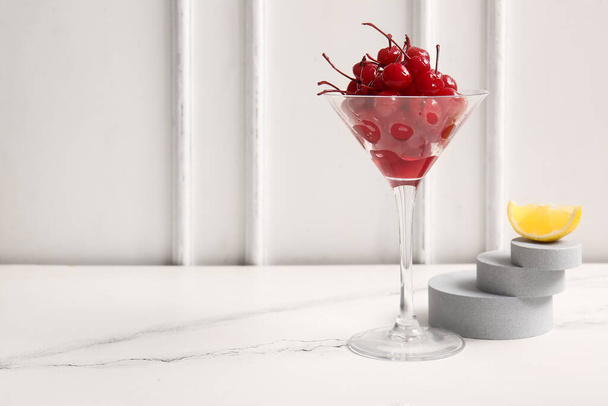 Glas lekkere maraschino kersen op tafel - Foto, afbeelding