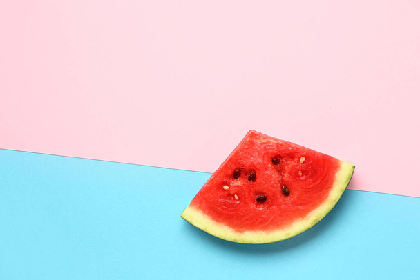 Stukje verse watermeloen op kleurrijke achtergrond - Foto, afbeelding
