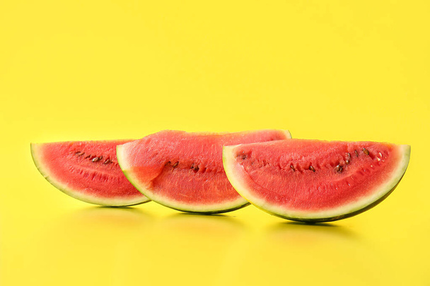 Stücke frischer Wassermelone auf gelbem Hintergrund - Foto, Bild