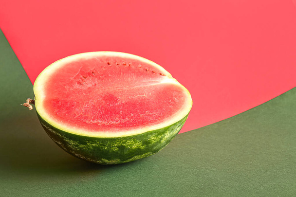 Metade da melancia fresca no fundo colorido - Foto, Imagem