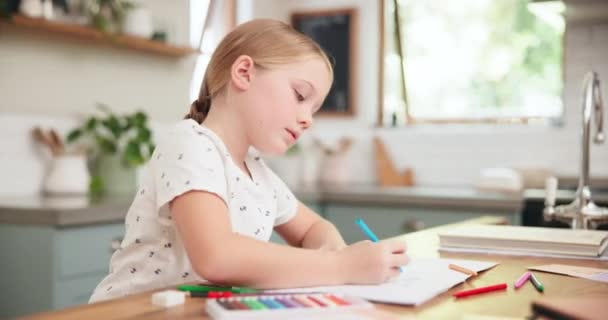 Art, dessin et enfant pour la pratique avec cahier sur table de cuisine pour se détendre avec croquis à la maison Éducation, créatif et papier avec enfant pour les devoirs pour l'école avec couleur, crayon pour le projet - Séquence, vidéo