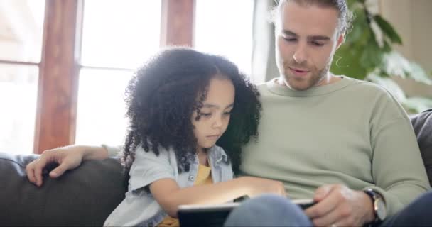 Apprentissage, tablette numérique et père avec fille sur un canapé pour la recherche, les jeux et le collage dans leur maison ensemble. Amour, parent et enfant dans un salon en ligne pour l'enseignement, le développement de l'enfant et le jeu. - Séquence, vidéo