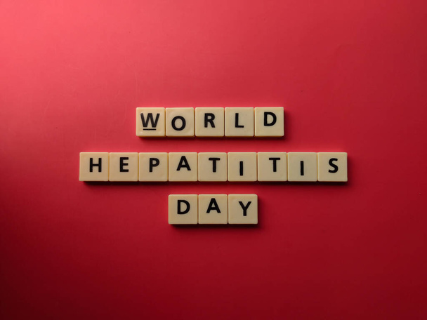 Top ver cartas de juguetes con la palabra WORLD HEPATITIS DAY sobre fondo rojo - Foto, imagen