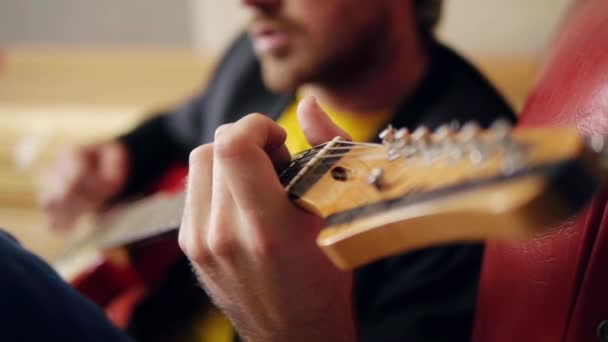 Male hands on guitar - Záběry, video