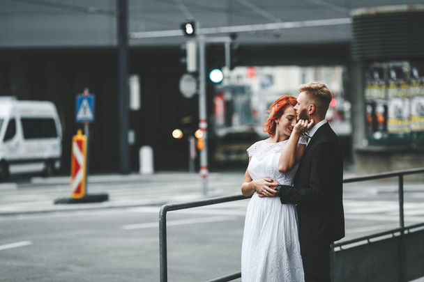 γαμήλιο ζευγάρι στην πόλη - Φωτογραφία, εικόνα