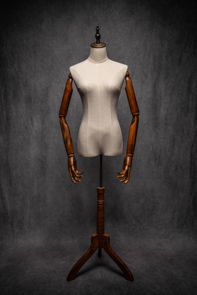 Dřevěné dámské krejčovské figuríny, retro styl s pažemi a nastavitelným stojanem - Fotografie, Obrázek