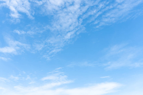 Mooie blauwe lucht met vreemde vorm van wolken in de ochtend of avond werd genomen op de zee voor natuurlijke achtergrond of textuur - Foto, afbeelding