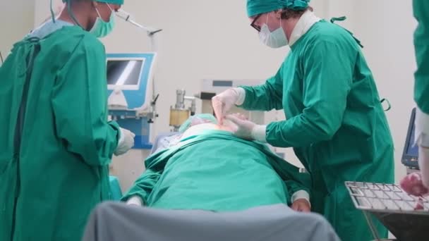 Pratisyen doktorlar bıçağı uzman cerrahlara verirler, kalp değişimine hazırlanırlar, hastanenin yoğun bakım ünitesindeki kritik durumdaki hastaların ameliyatlarında profesyoneller ve sağlık görevlileridir.. - Video, Çekim