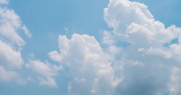 Time lapse ciel bleu nuage blanc décor lumineux et clair. Paysage intemporel mouvement nuage blanc pelucheux. 4K ciel timelapse paysage dynamique nature nuage paysage. - Séquence, vidéo