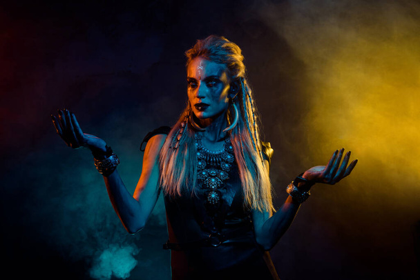 Retrato de misteriosa chica vikinga encantadora negro magia ritual luces coloridas niebla aislada sobre fondo negro. - Foto, Imagen