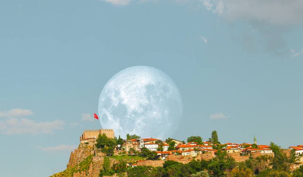 Анкара Калезі - Вид на замок Анкара і східний місяць на блакитному небі. - Фото, зображення