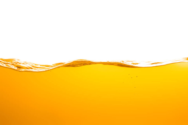 オレンジジュースは白い背景に隔離されています。健康的な新鮮な飲み物と自然の波。近くの景色. - 写真・画像