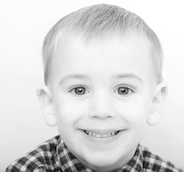 Söpö pieni poika hymyilee - Valokuva, kuva