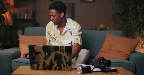 Yetenekli kodlayıcı - Afrikalı adamların yakın plan çekimleri dizüstü bilgisayarında hızla kod satırları yazarken, bir yazılım geliştiricisi olarak uzmanlığını gösteriyor. - Video, Çekim