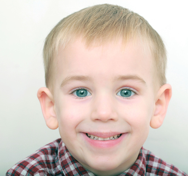 Συναισθηματική μικρό αγόρι χαμογελά - Φωτογραφία, εικόνα