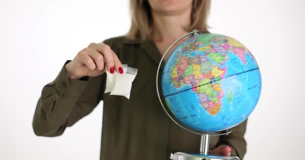 Mujer está sosteniendo drogas polvo blanco y globo primer plano. Comercio mundial de drogas - Imágenes, Vídeo