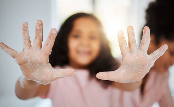 泡と密接に女の子の子供、手や手のひらを洗浄し、家庭で衛生を学びます。細菌、細菌のための若い子、石鹸と母とケア、絆と家の中で愛のためのウイルスを停止. - 写真・画像