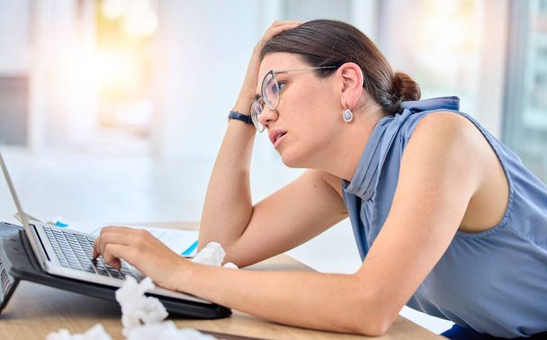 Робоче місце, стресові та жіночі професіонали з ноутбуком втомилися в офісі з розчарованими. Виснаження, робота і працівник з технікою або жінкою хворіють або втомлюються або пригнічуються з кінцевим терміном роботи в Інтернеті - Фото, зображення