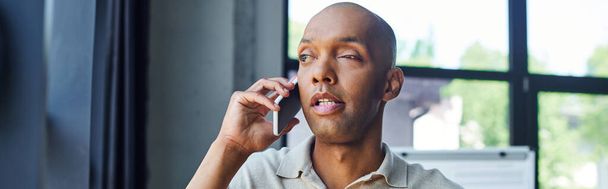 電話, アフリカ系アメリカ人男性 マイアスタシア重症の病気 スマートフォンで話す, 電話, 大胆で暗い皮膚のオフィスワーカー ポトーシス眼症候群, 包含, バナー  - 写真・画像