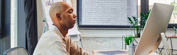 Включение, Африканский американец с миастенией Gravis на работе, смелый и темнокожий офисный работник с помощью компьютера, глядя на монитор, графики и флипчарт на заднем плане, баннер  - Фото, изображение