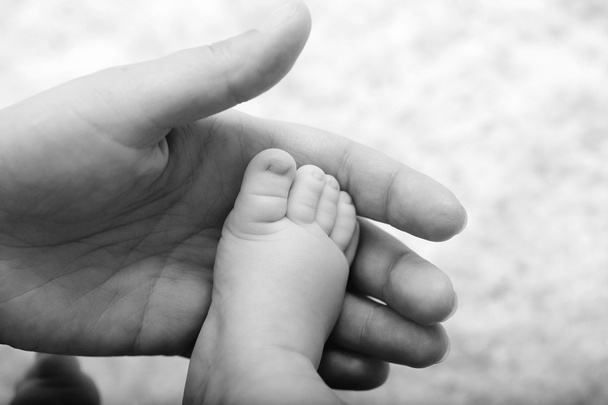 Bebek ayak ebeveynin elinde - Fotoğraf, Görsel