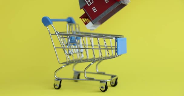 Modelo de casa em carrinho em miniatura. Comprar uma casa e fazer hipoteca - Filmagem, Vídeo