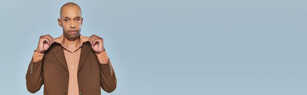 oogsyndroom, lichamelijke beperking, gewaagde Afro-Amerikaanse man met myasthenia gravis op grijze achtergrond, donkere huid persoon in formele kleding aanpassen kraag van shirt, inclusie, banner - Foto, afbeelding