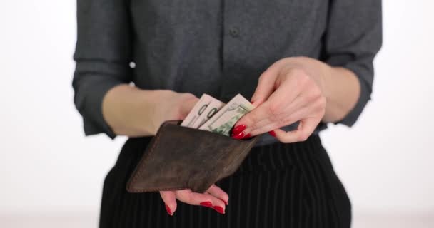 Les mains de femme tiennent un portefeuille avec de nombreux billets en dollars américains. Salaires ou compte de l'argent du budget familial - Séquence, vidéo
