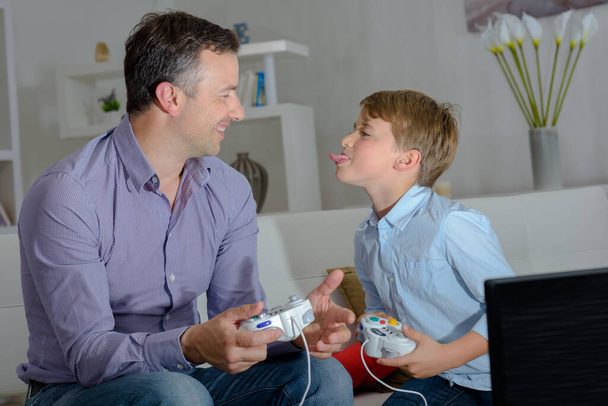 dad with his son playing video games - Fotografie, Obrázek