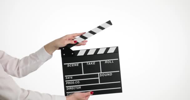 Frau hält Filmklappbrett während Dreharbeiten auf weißem Hintergrund. Drehstart für Serie - Filmmaterial, Video