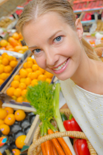 woman posing with a vegetable basket - Zdjęcie, obraz