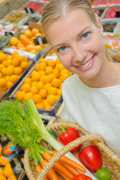 a woman with vegetable basket - Zdjęcie, obraz
