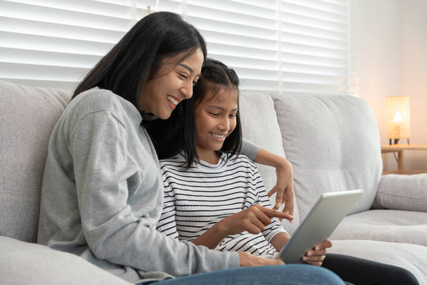 Technológia keresi az új oktatás által használt tabletta otthon. Játssz vissza online tanfolyam, lány diák használja az internetet tanulni, jegyzetek házi feladatot, világszerte. online tutor online tanfolyam ázsiai gyermekek számára. - Fotó, kép