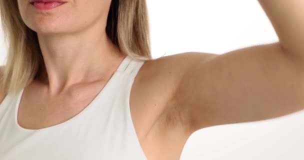 La mujer aplica desodorante antitranspirante a las axilas para protegerse del sudor. Higiene femenina y olor - Metraje, vídeo