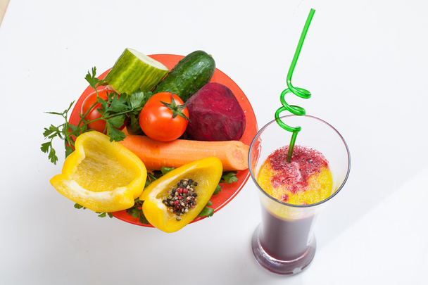 新鮮な野菜やジュースのガラス - 写真・画像