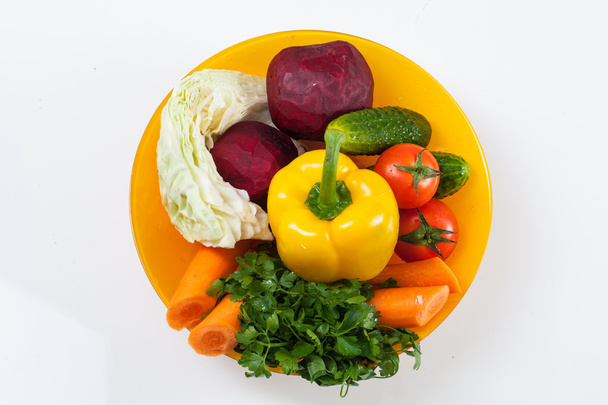 Verse groenten in oranje plaat - Foto, afbeelding