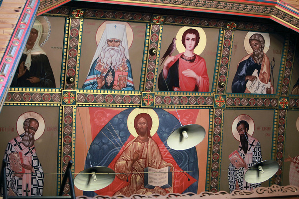 Иконы святых в православном храме
 - Фото, изображение