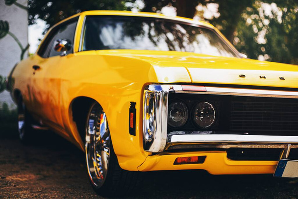 Крупный план винтажного желтого американского автомобиля - Фото, изображение