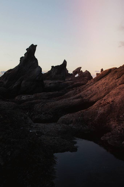 Ши Ши Бич фоновое вечернее небо с морскими скалами - Фото, изображение