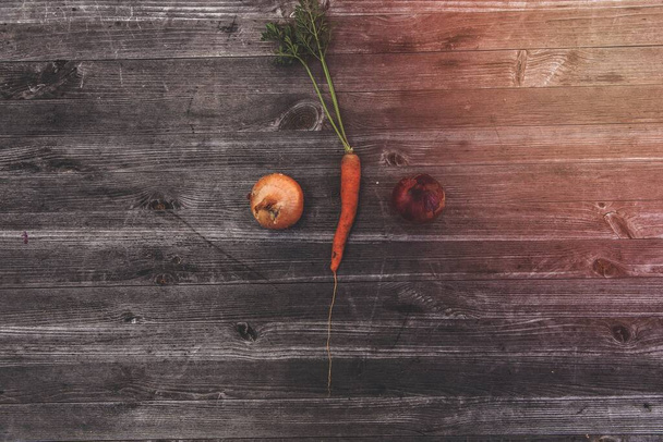 Лук и морковь на столе - Фото, изображение