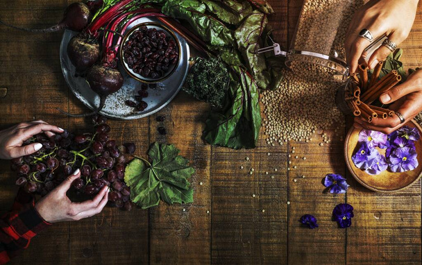 Wegańskie świeżych składników potraw na drewnianym stole - Zdjęcie, obraz