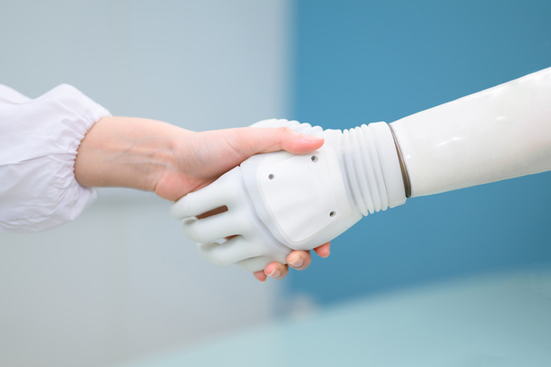 Professionele technicus testen van robotbionische arm bij prothetische productie, Technicus controleren en controleren van kunstmatige prothetische hand, Technologie bij prothetische productie - Foto, afbeelding