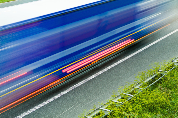 dálniční doprava, rychlost a rozmazaný pohyb - Fotografie, Obrázek