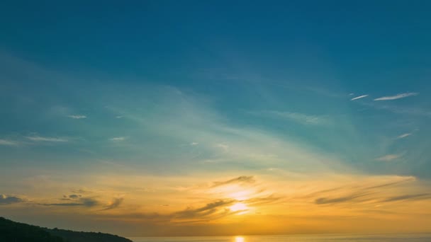 Czas upłynął widok piękne błękitne niebo nad oceanem na plaży Karon.. dekoracje romantyczne niebo zachodu słońca. Ogromne niebo jest puste, gradientowy kolor. Tekstura nieba, abstrakcyjne tło natury. - Materiał filmowy, wideo