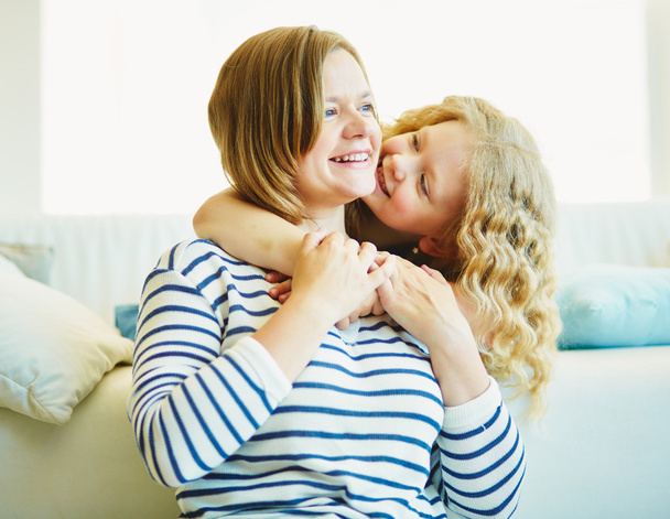 Mädchen umarmt ihre Mutter - Foto, Bild