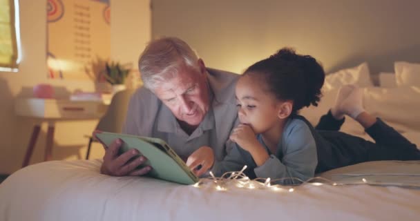 Relax, tablet en grootvader met kind in de slaapkamer voor streaming, nacht en gaming. Leren, sociale media en technologie met oude man en jonge jongen in gezinswoning voor netwerk, internet en website. - Video