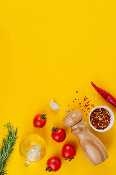 黄色の背景にスパイスや野菜と料理のコンセプト,ベジタリアンフード,健康,レシピの背景,トップ表示 - 写真・画像