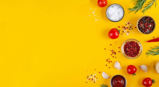Concepto de Cocina con Especias y Verduras sobre Fondo Amarillo, Comida Vegetariana, Salud, Fondo para Recetas, Vista superior - Foto, imagen